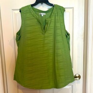 # Sleeveless 3X notch neck top with beautiful tonal print